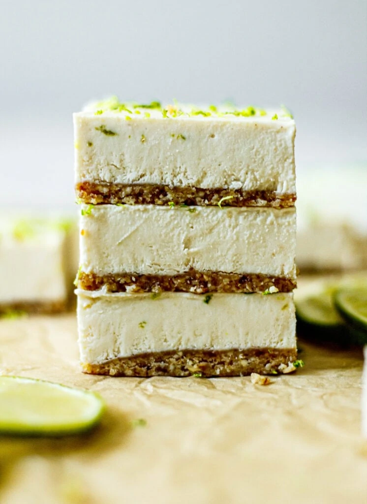 key lime pie bar impilati l'uno sull'altro