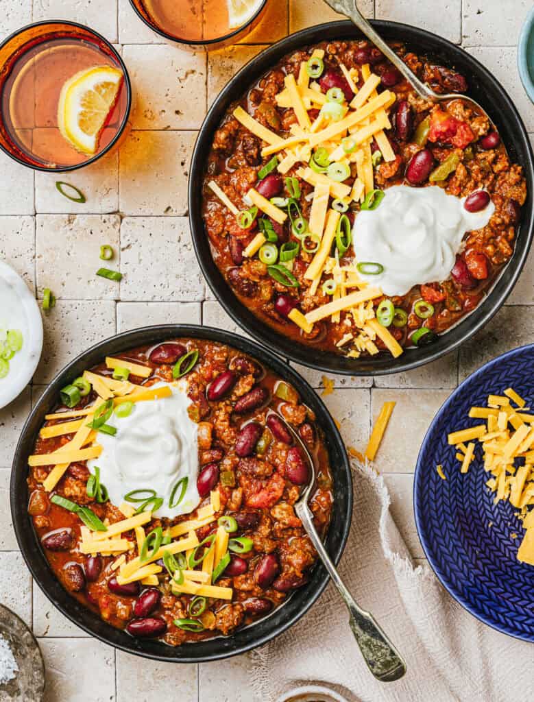 healthy pumpkin chili in two bowls