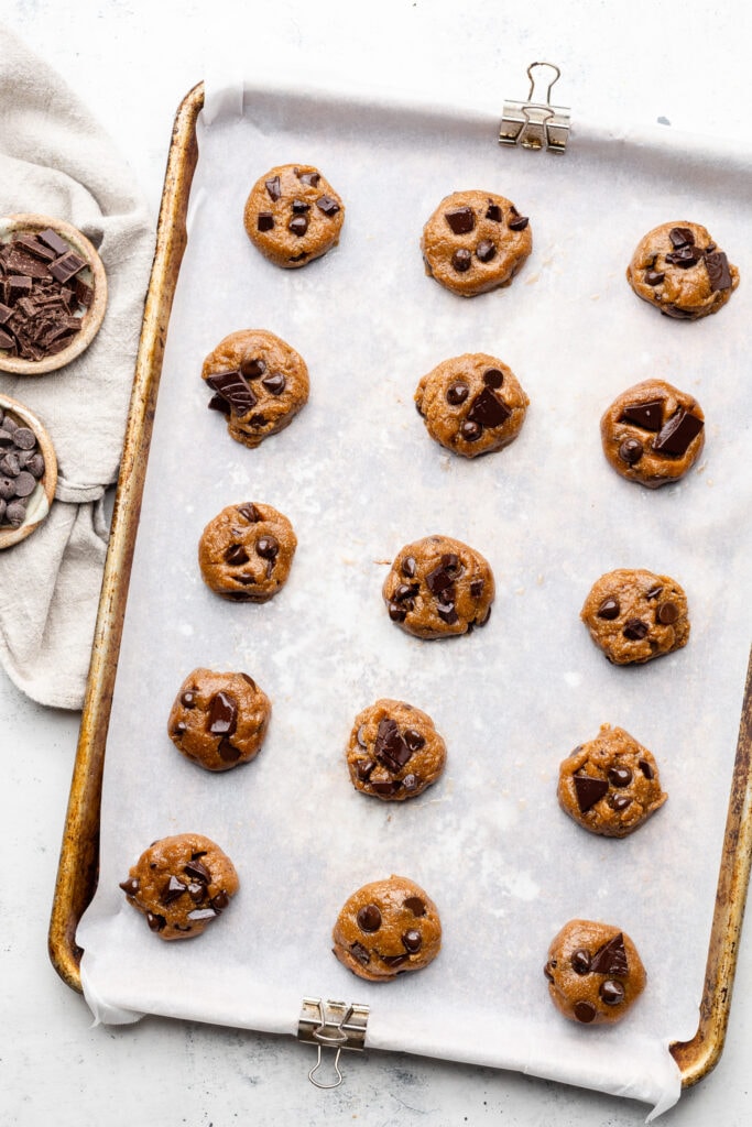 unbaked cookies on cookie sheet