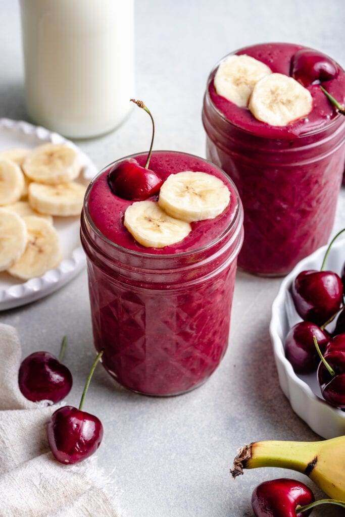smoothie in mason jar with toppings