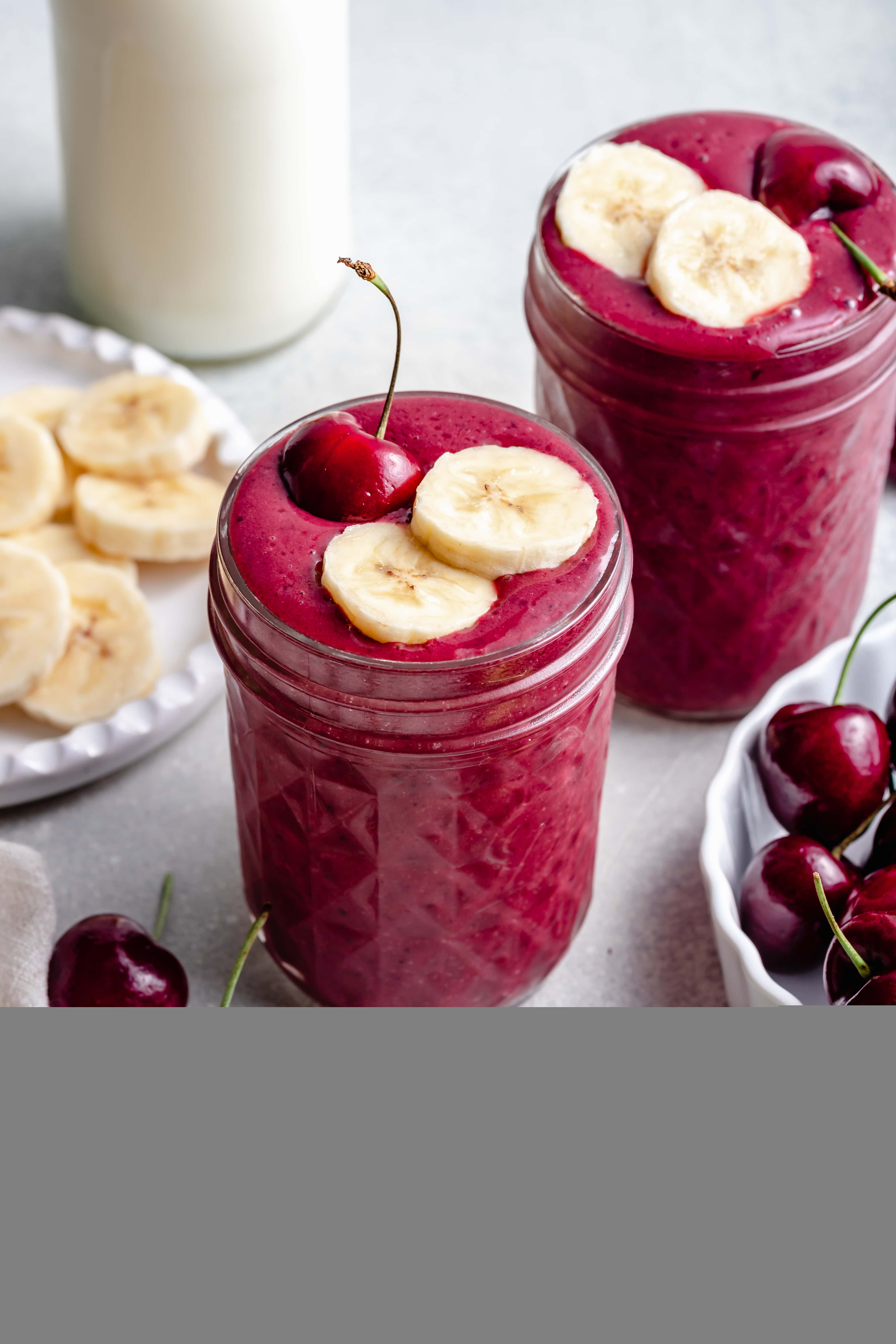smoothie in mason jar with toppings