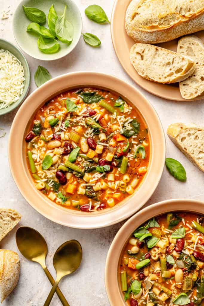 minestrone soup in bowl