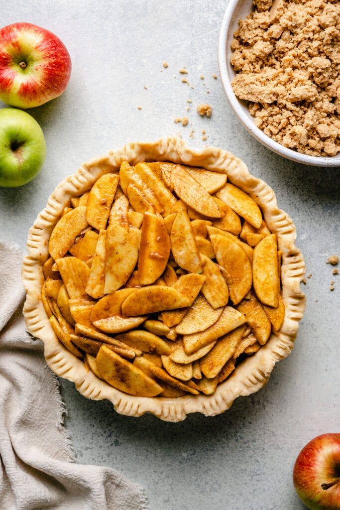 sliced apple filling in pie crust