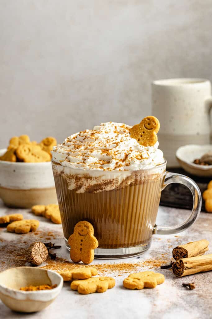 gingerbread latte with gingerbread cookies