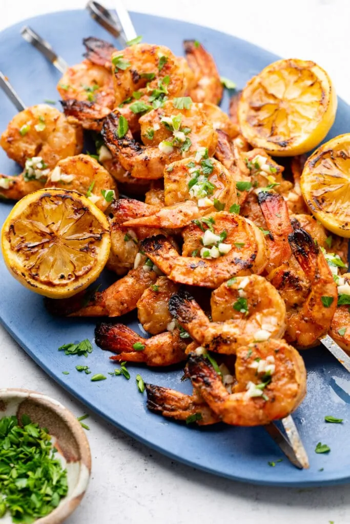 grilled shrimp on platter with lemons