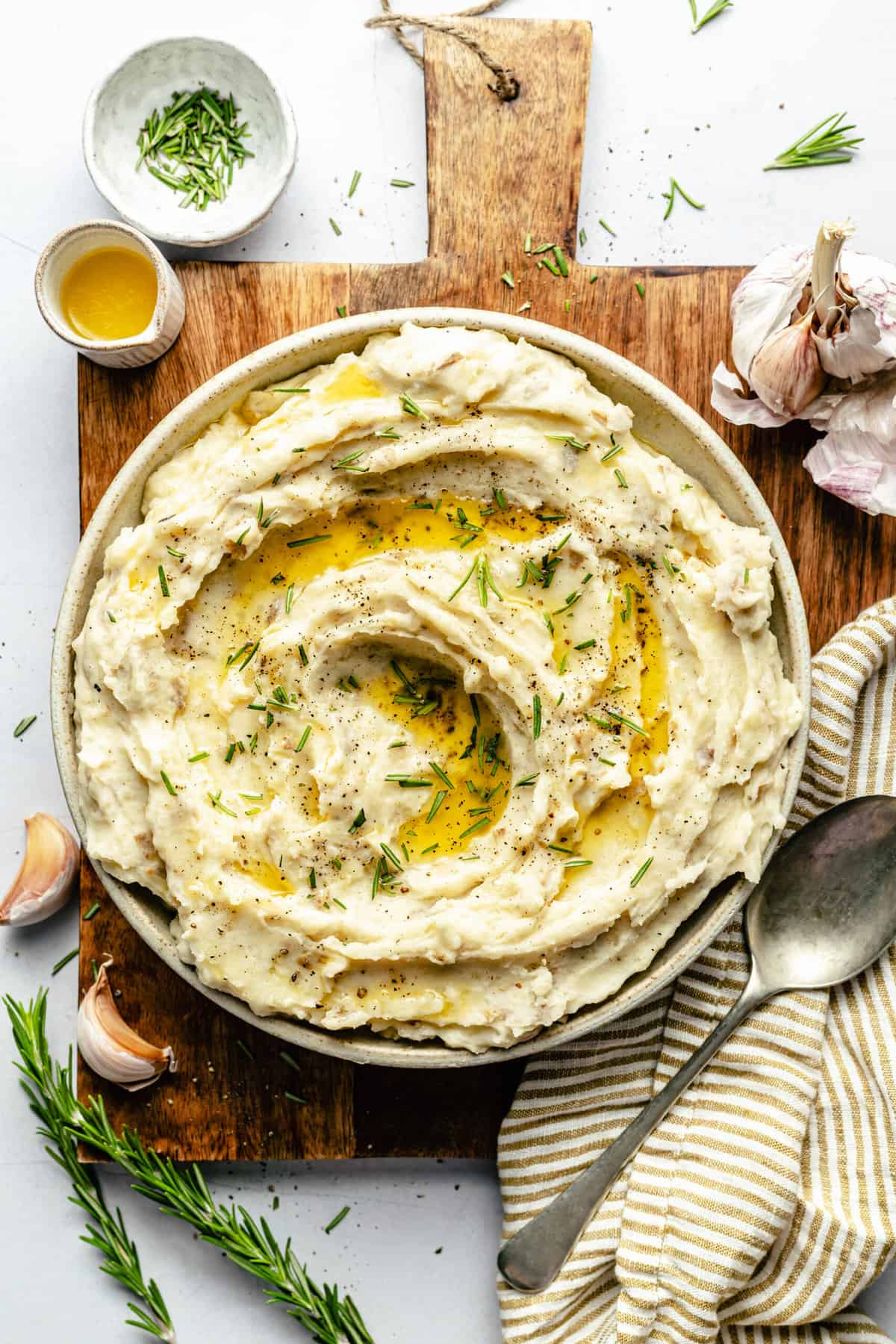 https://allthehealthythings.com/wp-content/uploads/2023/10/Creamy-Slow-Cooker-Garlic-Mashed-Potatoes-4-scaled.jpg
