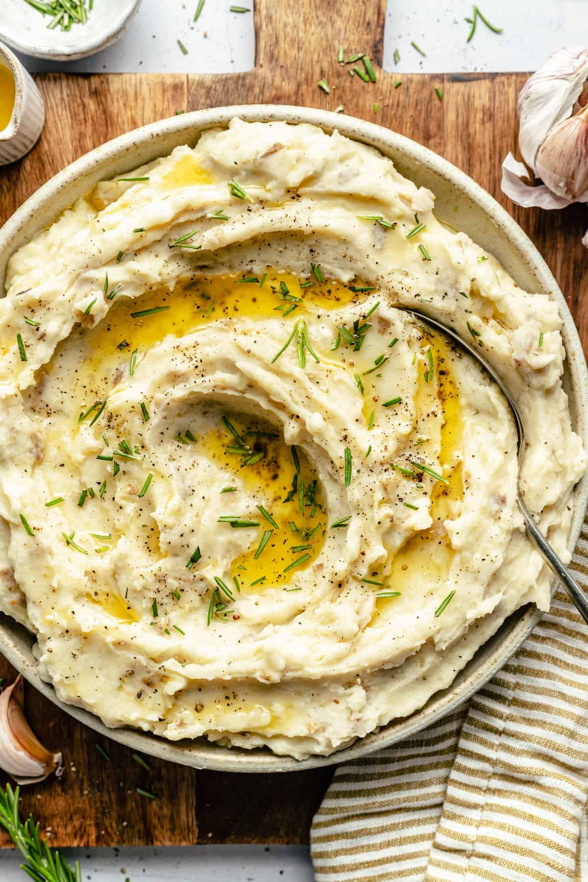 https://allthehealthythings.com/wp-content/uploads/2023/10/Creamy-Slow-Cooker-Garlic-Mashed-Potatoes-5-scaled.jpg