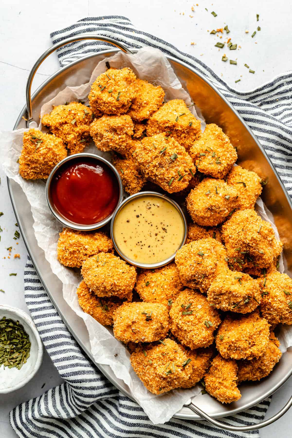 chicken nuggets with dipping sauce