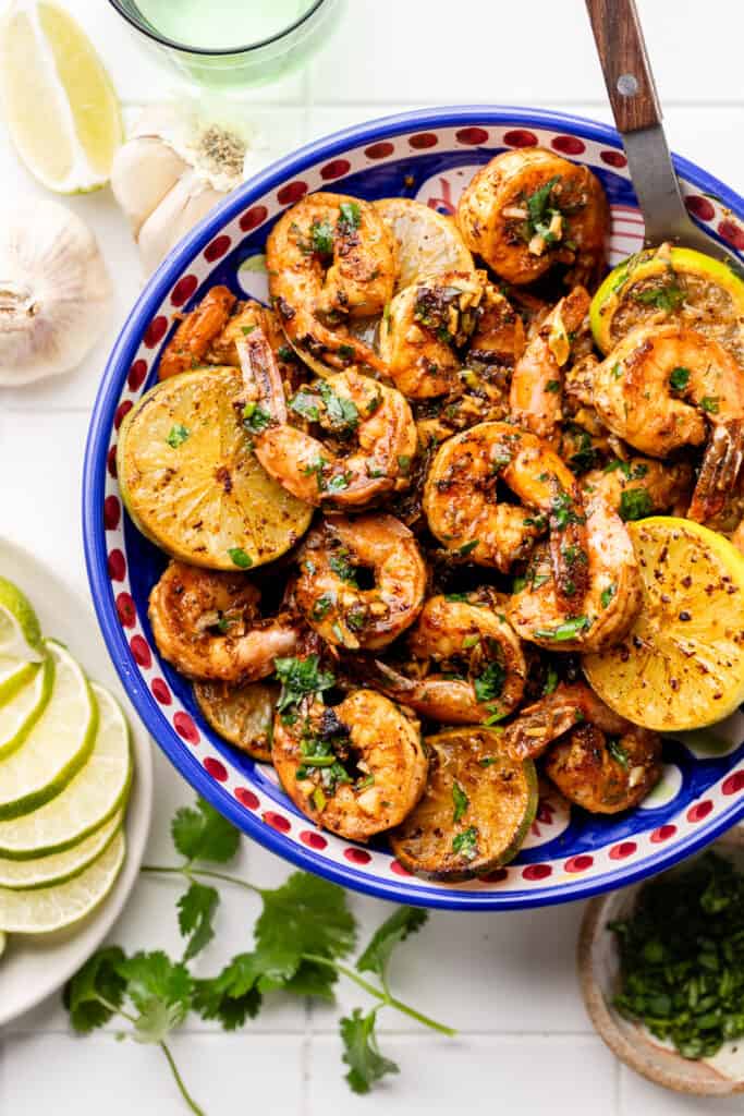 shrimp in blow with grilled limes