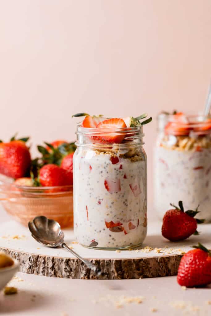 strawberry cheesecake overnight oats in mason jars