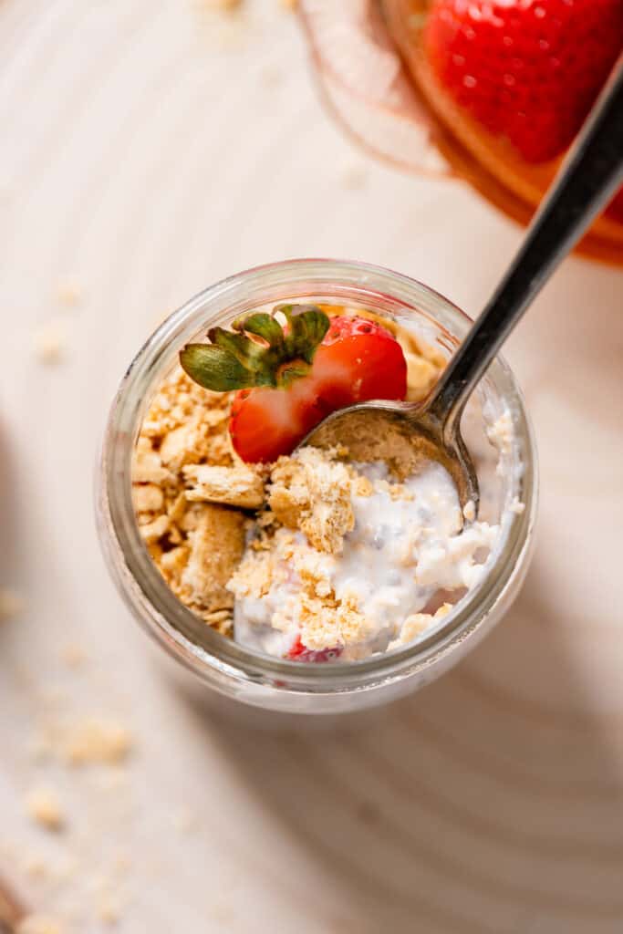 overnight oats in jar with spoon and graham cracker