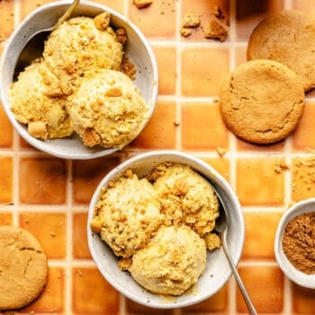pumpkin pie ice cream in bowls