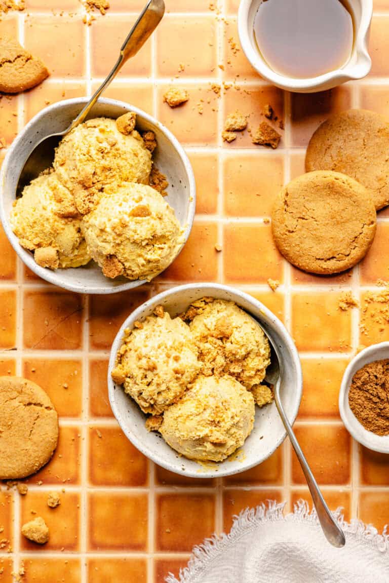 pumpkin pie ice cream in bowls